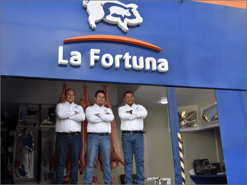 Tres trabajadores de La Fortuna en el mercado posando