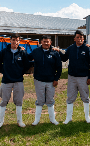Grupo de trabajadores de La Fortuna sonriendo a cámara