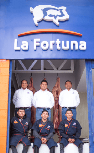 Trabajadores y cargadores de La Fortuna en mercado