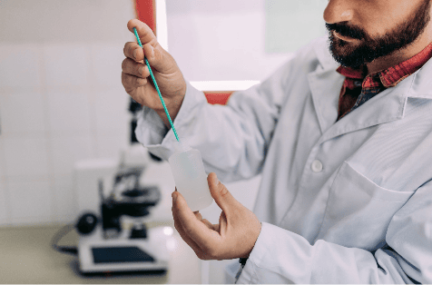 Químico trabajando con precisión, utilizando instrumentos