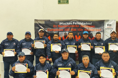 Trabajadores de La Fortuna recibiendo reconocimientos
