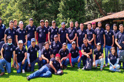 Foto grupal de trabajadores de La Fortuna