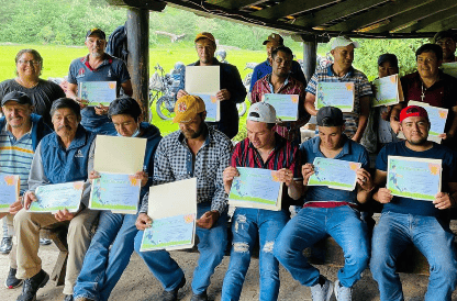 Grupo de trabajadores de La Fortuna presumiendo sus dibujos